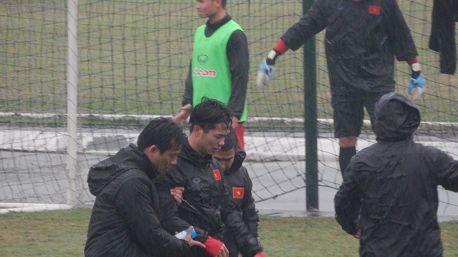 C&ocirc;ng Phượng gặp chấn thương, U23 Việt Nam đội mưa tập luyện - Ảnh 2.
