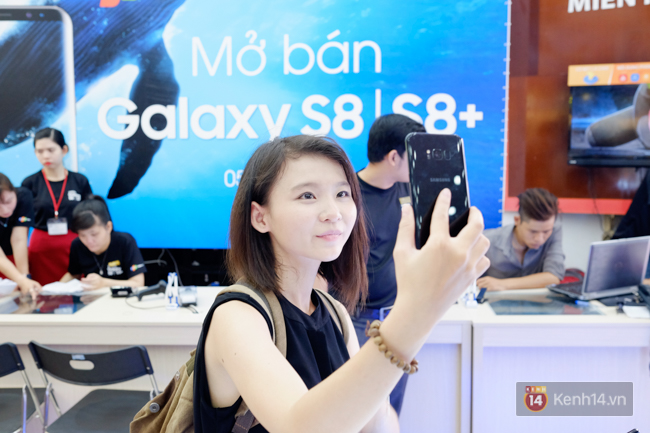 Hôm nay Galaxy S8/S8+ mở bán: Rất đông người xếp hàng mua, màu đen bán chạy nhất - Ảnh 12.