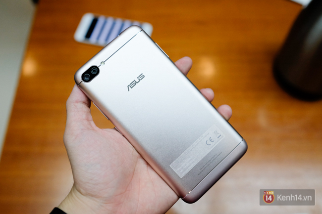 Trên tay ZenFone 4 Max Pro: Thiết kế đẹp và hoàn thiện tốt, camera kép, pin khủng tới 5.000 mAh, giá chỉ 5 triệu đồng - Ảnh 2.