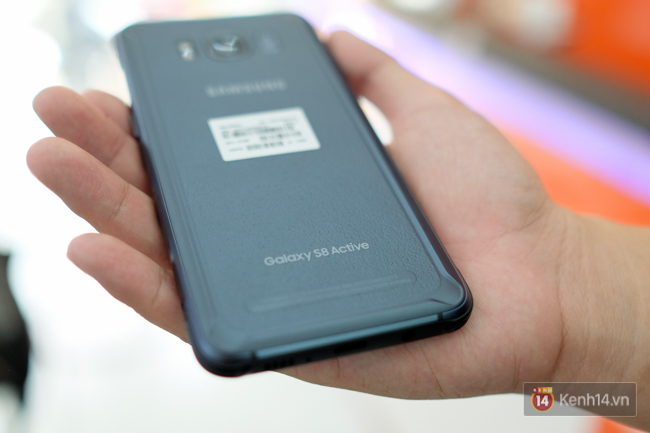 Trên tay Galaxy S8 Active vừa về Việt Nam: Thiết kế hầm hố, cầm nắm rất thoải mái và giá 16,9 triệu đồng - Ảnh 12.