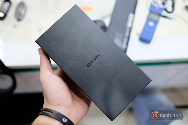 Trên tay Galaxy Note8 đầu tiên tại Việt Nam: Ngoại hình đẹp không thể chê với màu Deep Sea Blue độc đáo, giá khoảng 18,5 triệu đồng - Ảnh 1.