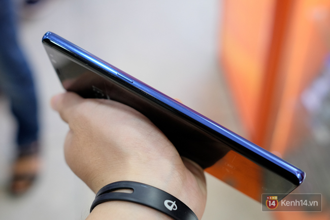 Trên tay Galaxy Note8 đầu tiên tại Việt Nam: Ngoại hình đẹp không thể chê với màu Deep Sea Blue độc đáo, giá khoảng 18,5 triệu đồng - Ảnh 11.