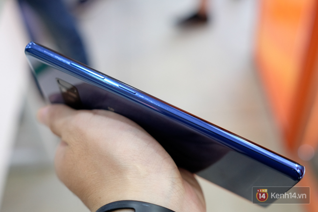 Trên tay Galaxy Note8 đầu tiên tại Việt Nam: Ngoại hình đẹp không thể chê với màu Deep Sea Blue độc đáo, giá khoảng 18,5 triệu đồng - Ảnh 10.