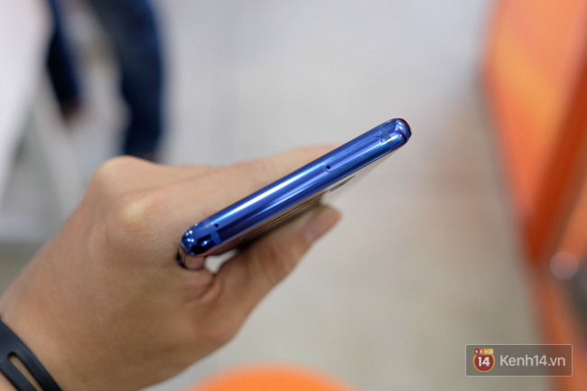 Trên tay Galaxy Note8 đầu tiên tại Việt Nam: Ngoại hình đẹp không thể chê với màu Deep Sea Blue độc đáo, giá khoảng 18,5 triệu đồng - Ảnh 8.