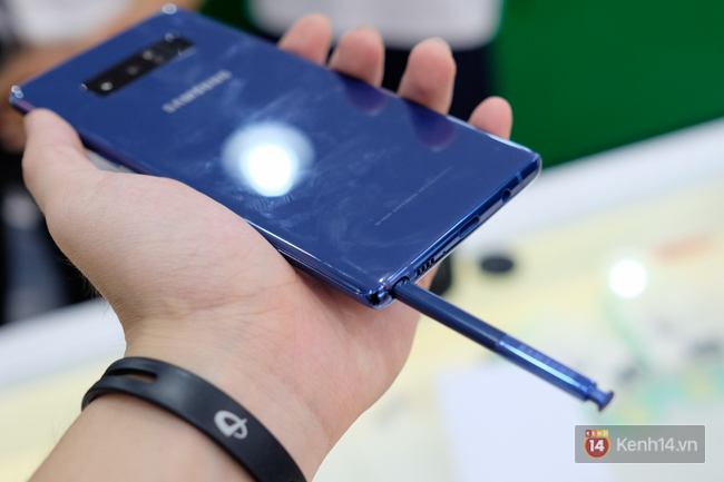 Trên tay Galaxy Note8 đầu tiên tại Việt Nam: Ngoại hình đẹp không thể chê với màu Deep Sea Blue độc đáo, giá khoảng 18,5 triệu đồng - Ảnh 12.