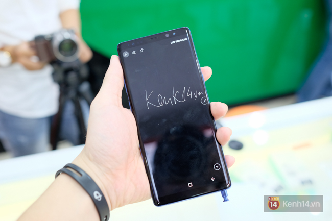Trên tay Galaxy Note8 đầu tiên tại Việt Nam: Ngoại hình đẹp không thể chê với màu Deep Sea Blue độc đáo, giá khoảng 18,5 triệu đồng - Ảnh 6.