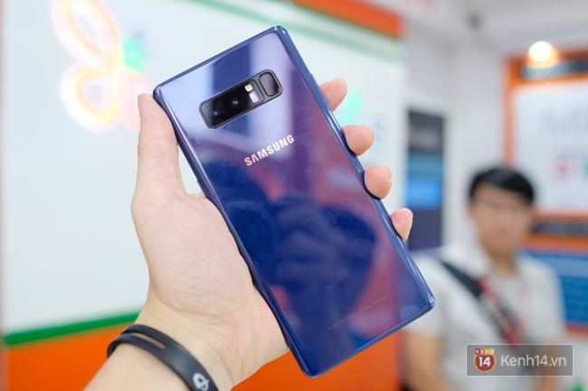 Trên tay Galaxy Note8 đầu tiên tại Việt Nam: Ngoại hình đẹp không thể chê với màu Deep Sea Blue độc đáo, giá khoảng 18,5 triệu đồng - Ảnh 7.