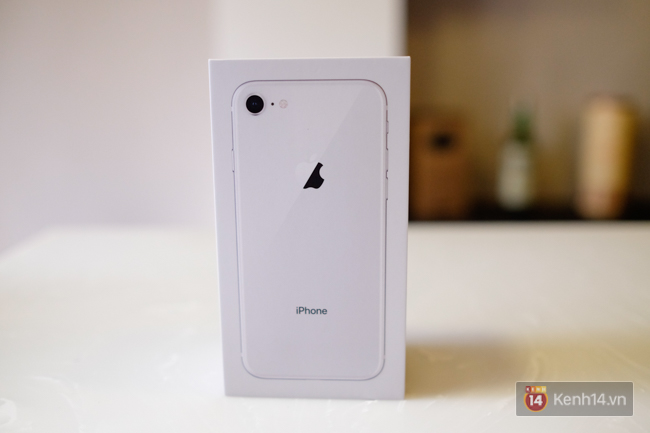 NÓNG: Cận cảnh iPhone 8 đầu tiên tại Việt Nam, giá 20 triệu đồng - Ảnh 1.