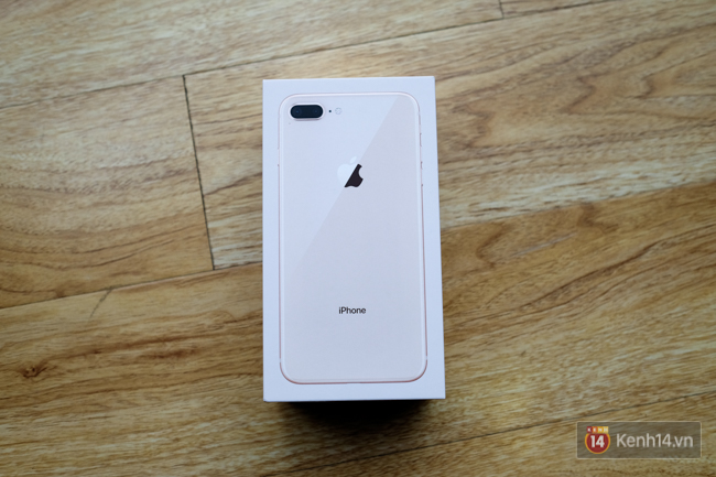 Cận cảnh iPhone 8 Plus đỏ đẹp long lanh vừa về đến VN