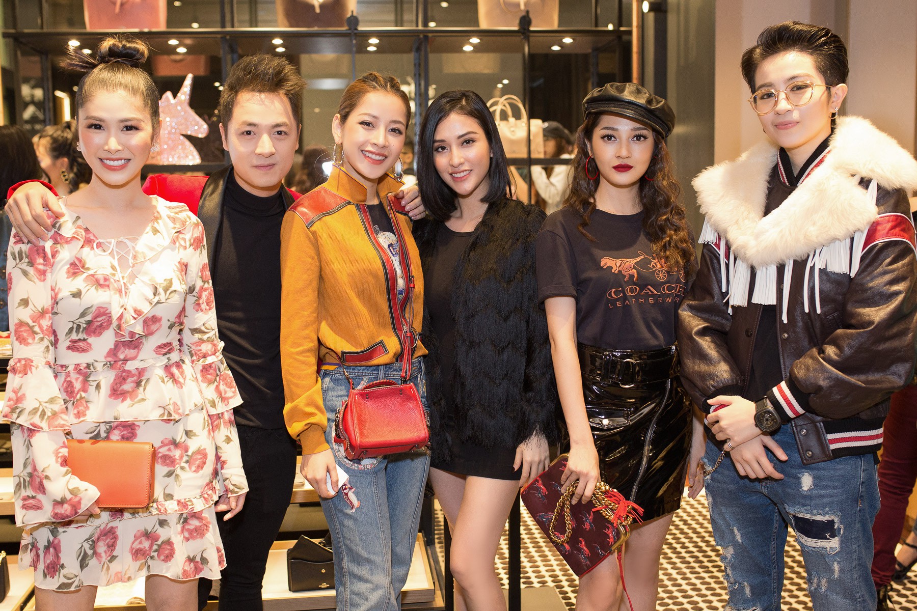 Chi Pu & Quỳnh Anh Shyn cắn răng chịu nóng, mặc lớp trong lớp ngoài đến xông đất cho Coach - Ảnh 5. Chi Pu & Quỳnh Anh Shyn cắn răng chịu nóng, mặc lớp trong lớp ngoài đến xông đất cho Coach - Ảnh 5.