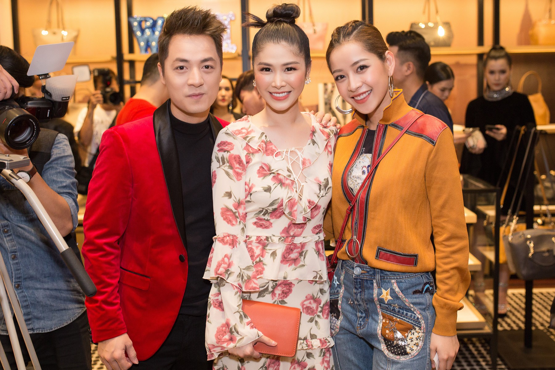 Chi Pu & Quỳnh Anh Shyn cắn răng chịu nóng, mặc lớp trong lớp ngoài đến xông đất cho Coach - Ảnh 4. Chi Pu & Quỳnh Anh Shyn cắn răng chịu nóng, mặc lớp trong lớp ngoài đến xông đất cho Coach - Ảnh 4.