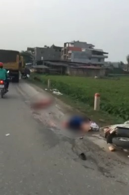 Hà Nội: Tai nạn thương tâm, người phụ nữ đi xe máy bị xe tải cán đứt đôi người - Ảnh 1.