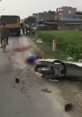 Hà Nội: Tai nạn thương tâm, người phụ nữ đi xe máy bị xe tải cán đứt đôi người - Ảnh 2.