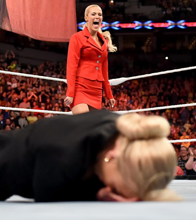 Nữ đô vật WWE khoe đường cong gợi cảm trên phố - Ảnh 9.