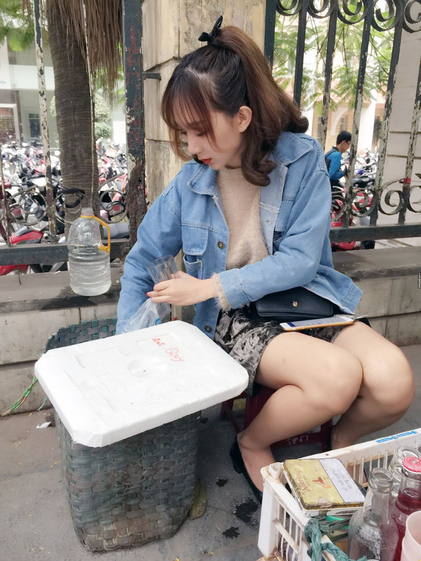 Cô gái "bán hàng nước" xinh đẹp được cư dân mạng săn lùng