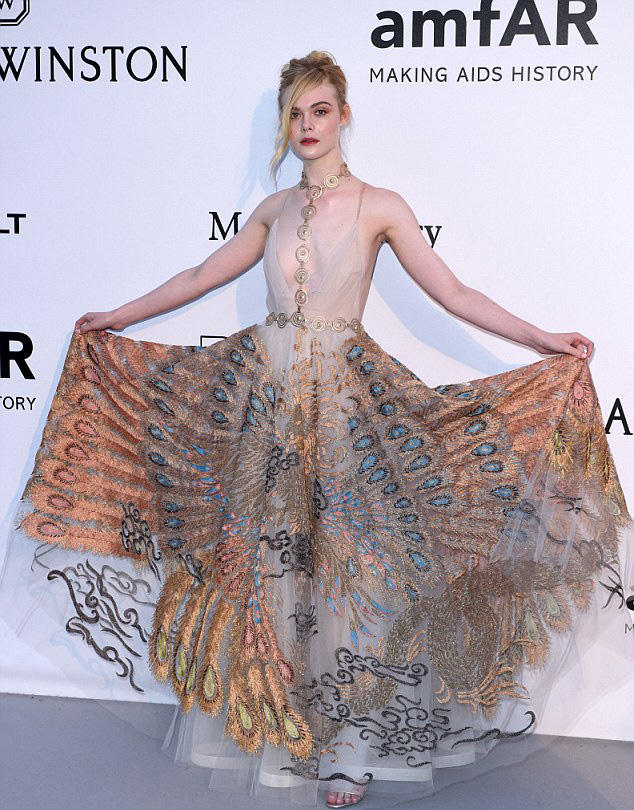 Tiên nữ giáng trần là câu miêu tả chính xác Elle Fanning tại LHP Cannes các năm! - Ảnh 12.