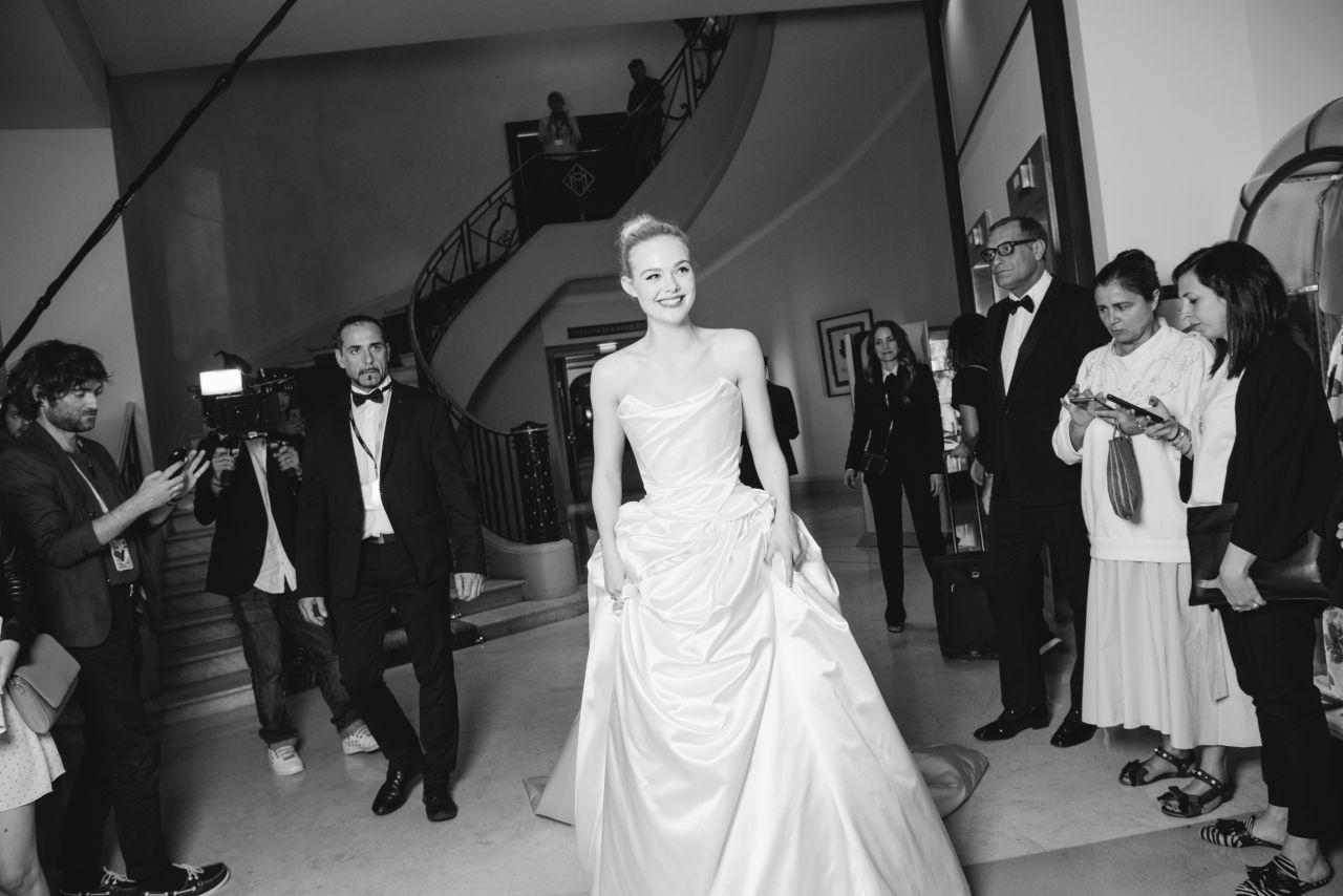 Tiên nữ giáng trần là câu miêu tả chính xác Elle Fanning tại LHP Cannes các năm! - Ảnh 41.