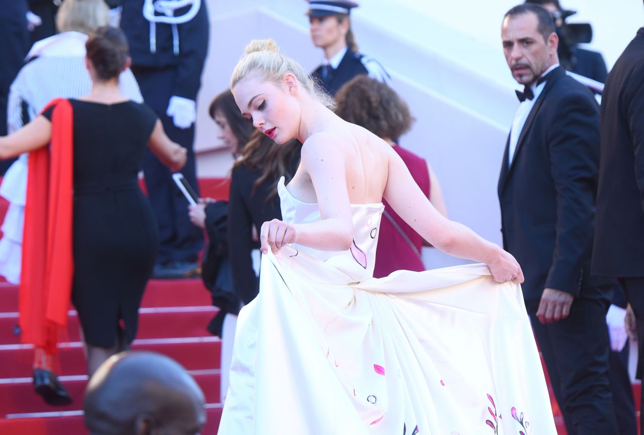 Tiên nữ giáng trần là câu miêu tả chính xác Elle Fanning tại LHP Cannes các năm! - Ảnh 35.