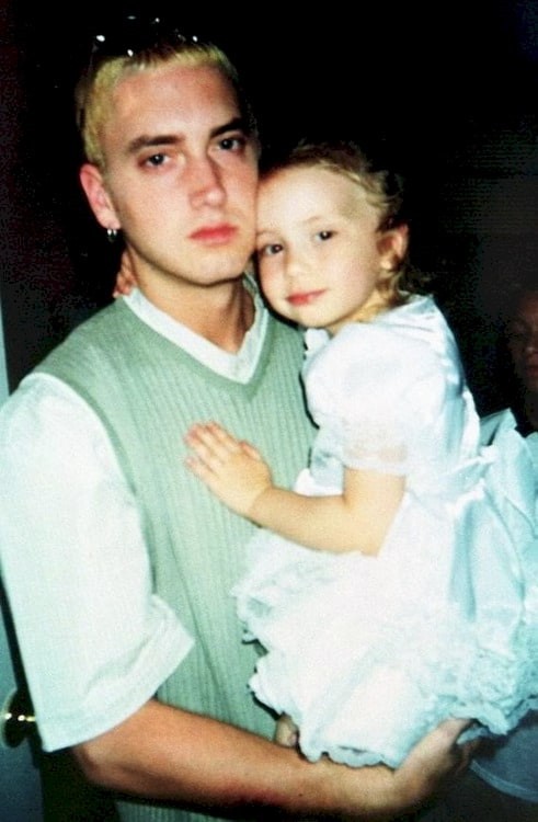 Con gái Eminem bị fan Hàn chê vừa già vừa ăn mặc hở hang khoe vòng 1 lớn nhờ thẩm mỹ - Ảnh 2.