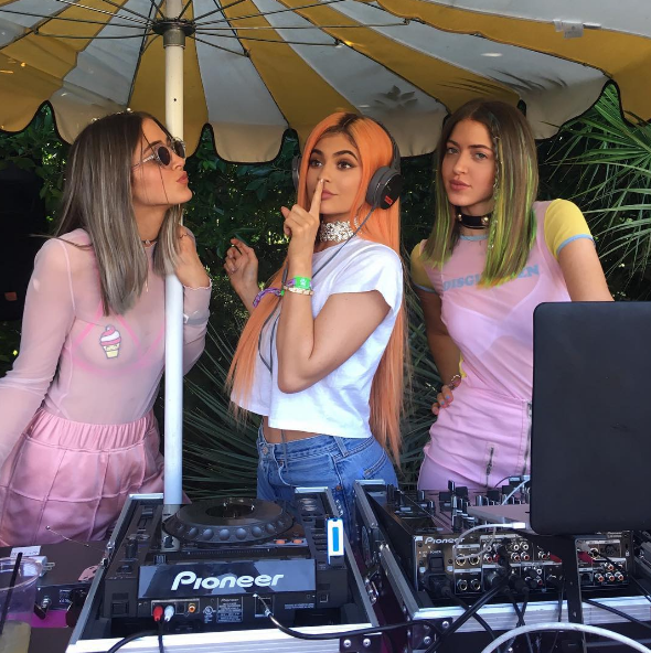 24 bức ảnh sẽ khiến bạn mơ ước c&oacute; cuộc sống thượng hạng của Kylie Jenner - Ảnh 14.