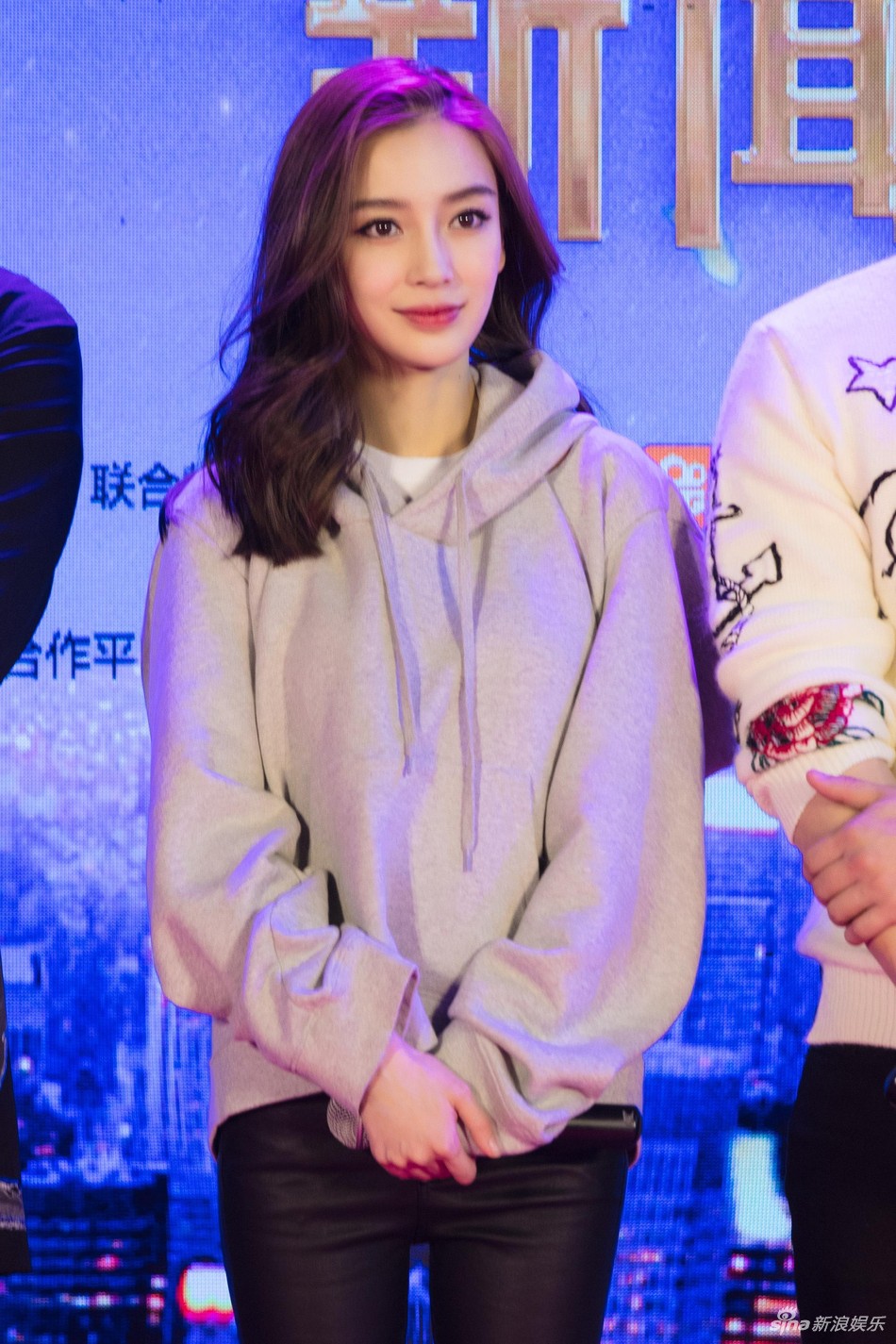 Sự kiện hiếm hoi khiến netizen đau đầu: Angela Baby - Địch Lệ Nhiệt Ba ai đẹp hơn ai? - Ảnh 6.