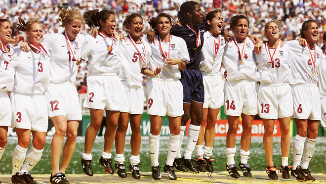 Khoảnh khắc của sự cuồng si đã trở thành biểu tượng của World Cup nữ 1999 - Ảnh 4.