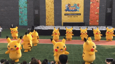 Đang diễn sâu, chú Pikachu xui xẻo bỗng dưng bị xì hơi giữa sân khấu - Ảnh 3.
