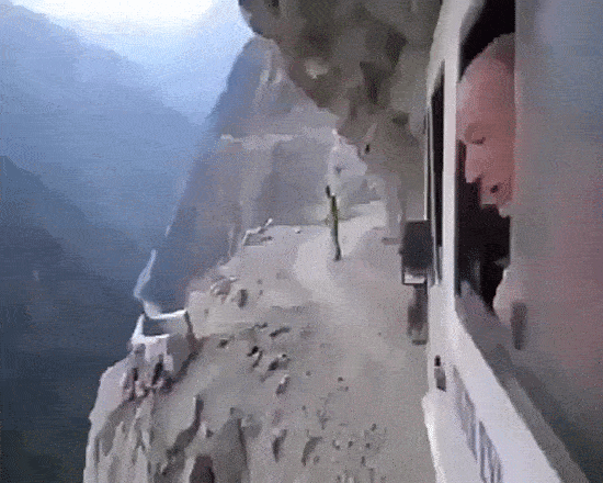 16 kẻ to gan d&aacute;m đ&ugrave;a giỡn với Thần Chết - Ảnh 5.