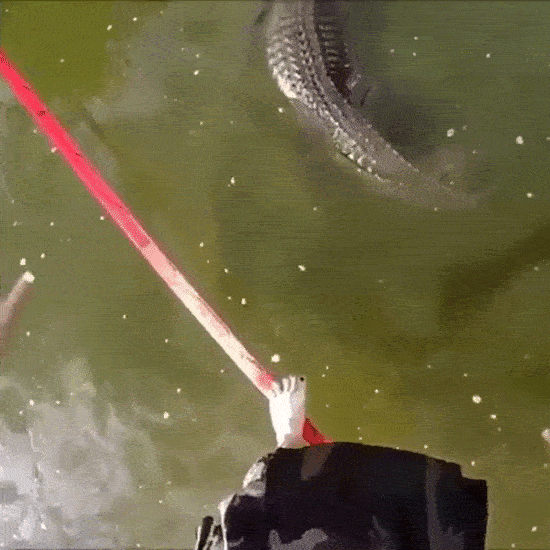 16 kẻ to gan d&aacute;m đ&ugrave;a giỡn với Thần Chết - Ảnh 9.