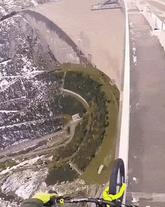 16 kẻ to gan d&aacute;m đ&ugrave;a giỡn với Thần Chết - Ảnh 15.