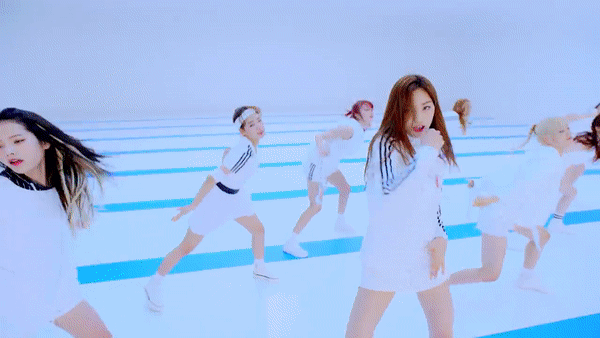 2 cựu thành viên I.O.I chiếm sóng quá nhiều trong MV của girlgroup mới - Ảnh 6.