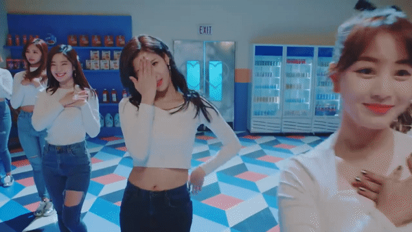 Sana trượt ch&acirc;n, tạo d&aacute;ng lạc l&otilde;ng trong teaser MV mới của TWICE - Ảnh 2.