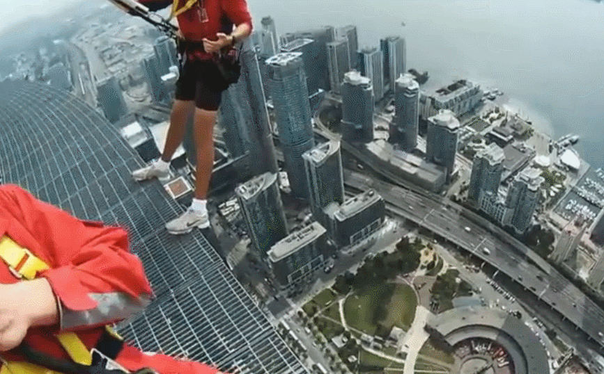 15 khoảnh khắc mạo hiểm khiến người sợ độ cao phải th&oacute;t tim - Ảnh 25.