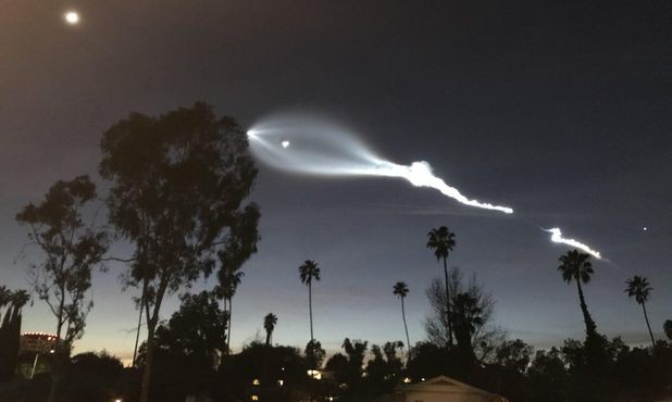 Elon Musk phóng tên lửa mà cứ ngỡ có điều khủng khiếp sắp xảy ra - Ảnh 1.