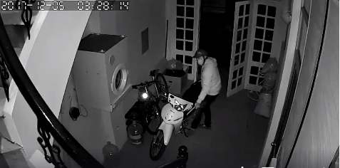 Clip: Nam thanh niên lẻn vào nhà dắt trộm xe máy, không quên đóng cửa giúp gia chủ - Ảnh 3.