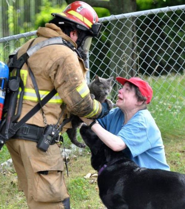 17 khoảnh khắc đầy xúc cảm của những người lính cứu hỏa và động vật - Ảnh 21.