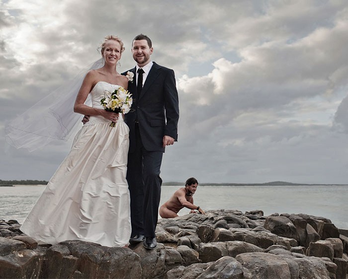 funny-wedding-photobombs-106-5a0017ec57c