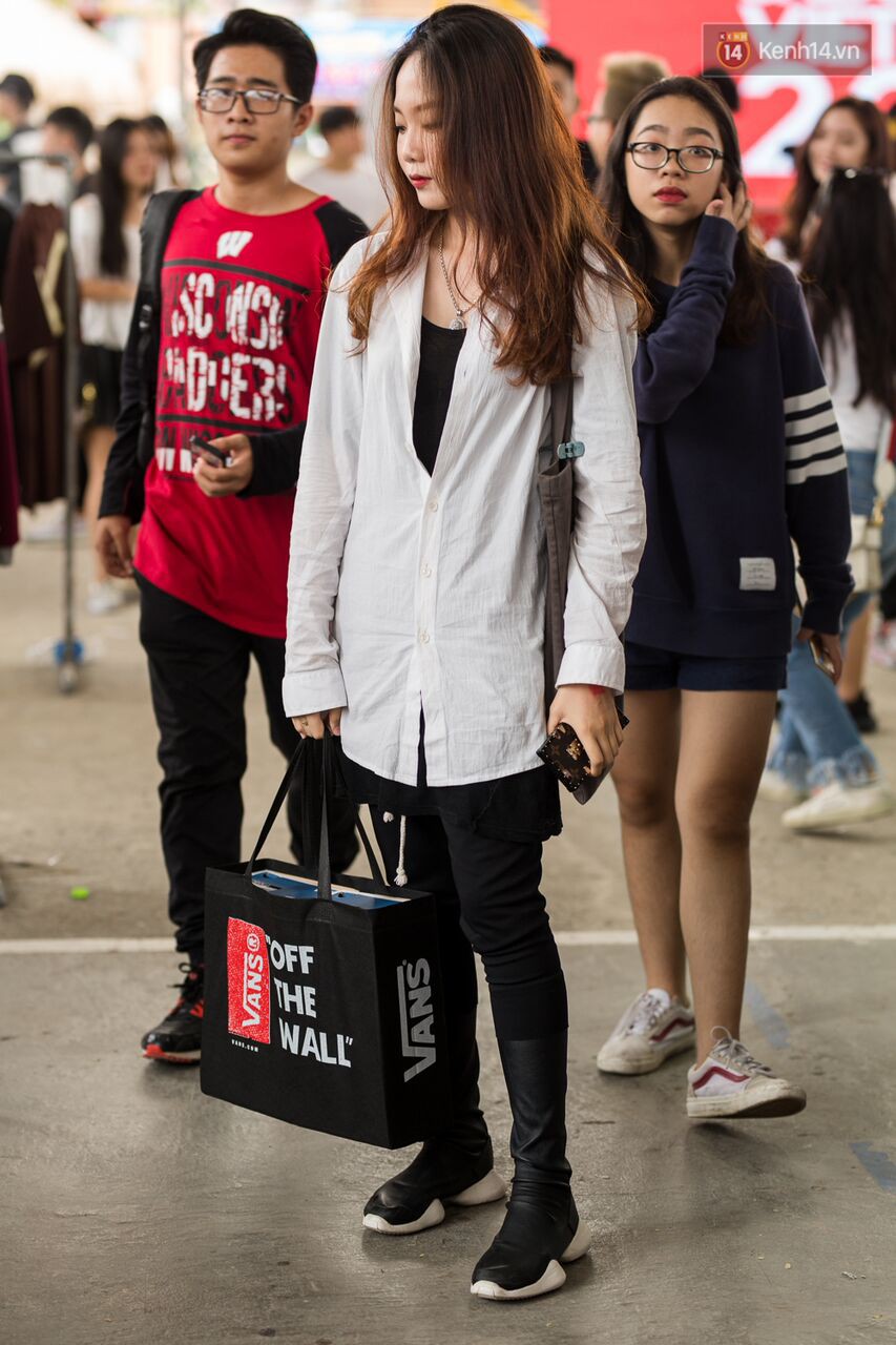 Đầu giày và tín đồ streetwear Sài Gòn lên đồ chất, trưng giày giá khủng tại sự kiện cuối tuần qua - Ảnh 1. Đầu giày và tín đồ streetwear Sài Gòn lên đồ chất, trưng giày giá khủng tại sự kiện cuối tuần qua - Ảnh 1.