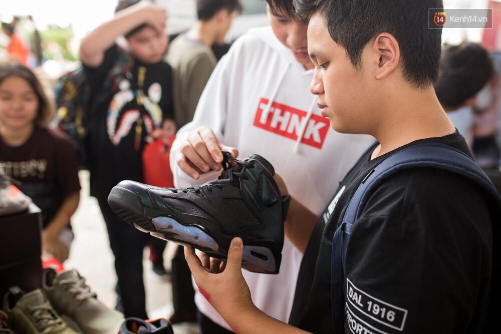 Đầu giày và tín đồ streetwear Sài Gòn lên đồ chất, trưng giày giá khủng tại sự kiện cuối tuần qua - Ảnh 12. Đầu giày và tín đồ streetwear Sài Gòn lên đồ chất, trưng giày giá khủng tại sự kiện cuối tuần qua - Ảnh 12.