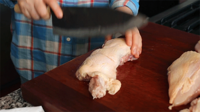 Bật mí cách chặt thịt gà sống cực nhanh mà còn đẹp mắt
