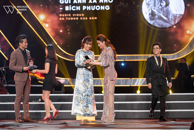 Thanh Hằng diện đầm xẻ quyến rũ nhận giải thưởng Giám khảo TVShow của năm - Ảnh 2.