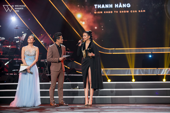 Thanh Hằng diện đầm xẻ quyến rũ nhận giải thưởng Giám khảo TVShow của năm - Ảnh 4.