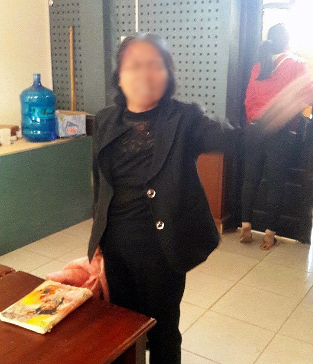 Người phụ nữ cởi quần áo, chửi bới cán bộ huyện ngay tại trụ sở UBND - Ảnh 1.