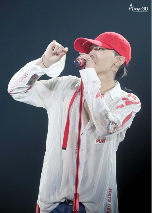 Tóc mullet của G-Dragon chính là biểu tượng của sự nổi bật và sự cá tính. Với sức hút quyến rũ đầy nghệ thuật, kiểu tóc mullet của anh ấy khiến hàng triệu fan hâm mộ yêu thích. Cùng xem những khoảnh khắc đầy ấn tượng của G-Dragon với tóc mullet đầy phong cách này.