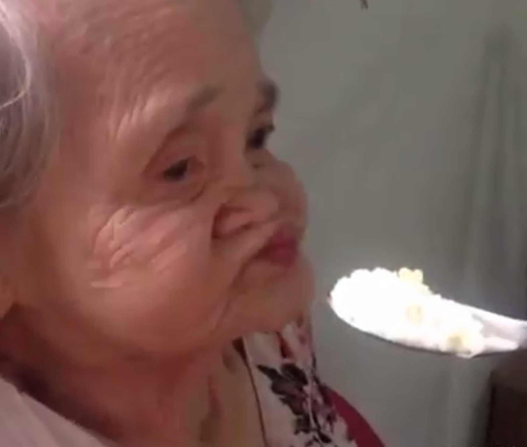 Bà Ngoại Dễ Thương Còn Cháu Thì Cực Lầy, Và Chúng Ta Có Clip “Cho Bà Ăn“ Đáng Yêu Nhất Quả Đất!