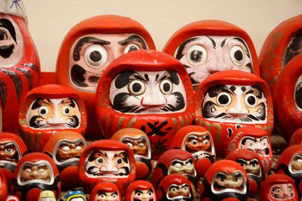 Bí mật đen tối đằng sau Daruma, món đồ chơi truyền thống với đôi mắt trắng dã của trẻ em Nhật Bản - Ảnh 2.