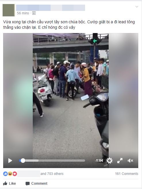 Clip: Nam thanh niên lao thẳng xe máy, chặn bắt đối tượng nghi dàn cảnh giật balo của một phụ nữ trên phố Hà Nội - Ảnh 1.