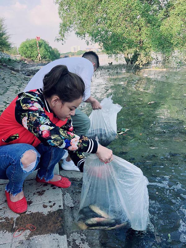 Lê Giang đi chùa cầu bình an sau ồn ào tố chồng cũ Duy Phương bạo hành trên truyền hình - Ảnh 3.