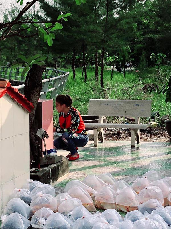 Lê Giang đi chùa cầu bình an sau ồn ào tố chồng cũ Duy Phương bạo hành trên truyền hình - Ảnh 5.