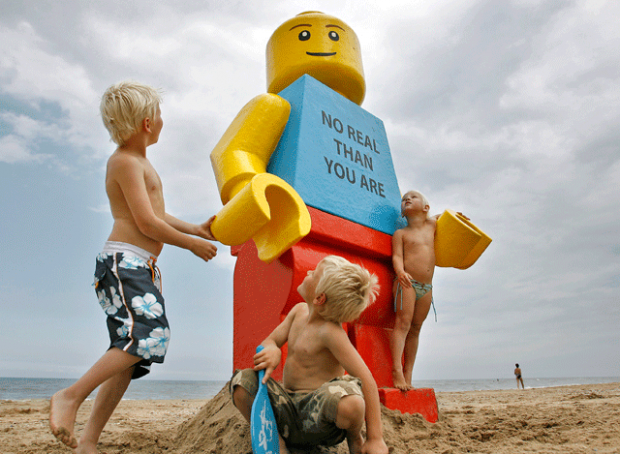 Đi tìm lời giải cho bí ẩn những bức tượng Lego khổng lồ dạt biển - Ảnh 1.